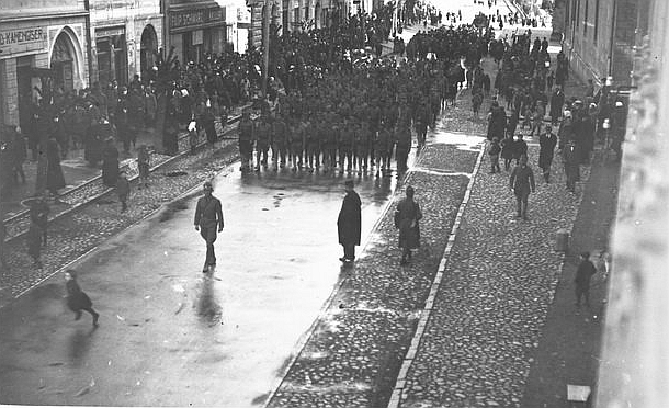 Vojaci 30.pluku pochodujúci Prešovom